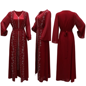 Vista tripla dell'abito in chiffon rosso scuro con ricami di paillettes e scollo a v