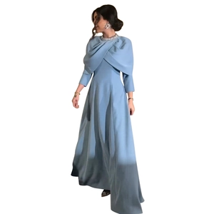 Détail de l'encolure en strass perlés et design châle croisé sur robe longue bleu clair