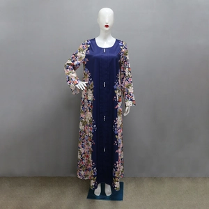 Dettaglio di patchwork floreale e bottoni di perle su un abito lungo blu scuro