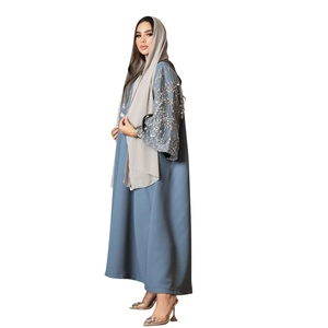 Nahaufnahme der edlen silbernen Blumenstickerei an den Ärmeln der blauen Satin-Abaya