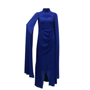 Dettaglio abito da sera blu reale con strass, scollo cut-out e maniche a mantella
