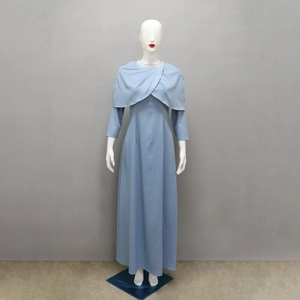 Détail de l'encolure ornée de perles blanches et de strass sur une robe longue bleue