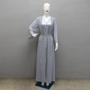 Dettaglio del set abaya in chiffon grigio con paillettes argentate e ricami eleganti