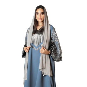 Detail der eleganten silbernen Blumenstickerei auf weiten Manschetten eines Satin-Abayas