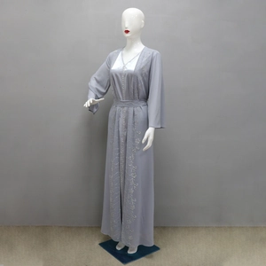 Dettaglio del ricamo in strass d'argento sull'abito abaya lungo in chiffon grigio-blu