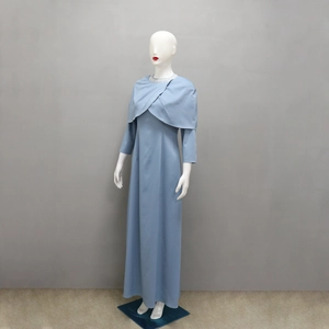 Détail de la robe longue bleu clair avec décolleté perlé et design de cape superposée