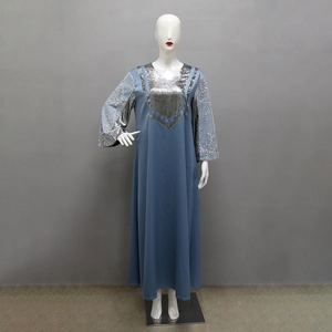 Blaues Satin-Maxikleid mit silberner Blumenstickerei und eleganten Pailletten-Details