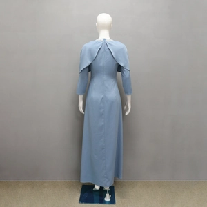 Détail de la robe longue bleu clair avec encolure perlée et épaules style cape élégante