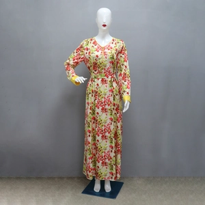 Detail of floral maxi dress with V-neck, high waist and contrasting yellow cuffs