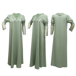 Salbeigrünes langes Kleid mit schimmernden Pailletten an V-Ausschnitt und Puffärmeln