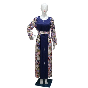 Dettaglio di abaya blu a maniche lunghe con stampa floreale, bottoni bianchi e cintura