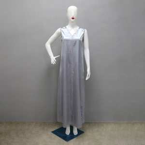 Dettaglio del vestito lungo argento senza maniche con scollo a V e ricami di paillettes