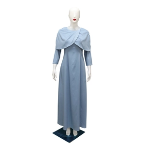 Détail de l'encolure perlée élégante et du design cape croisée sur la robe longue bleu clair