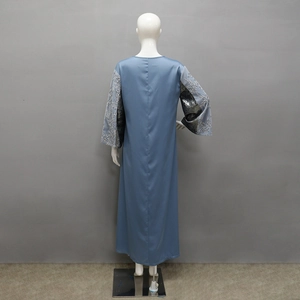 Detailansicht der Rückseite eines Satin-Kaftans mit Blumenstickerei an weiten Ärmeln