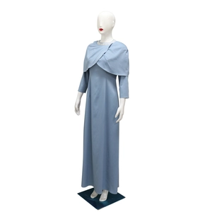 Détail de l'encolure perlée et du drapé sur cette robe longue bleu clair élégante