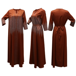 Vue détaillée d'une robe de soirée en satin avec strass argentés et ceinture en marron rouge