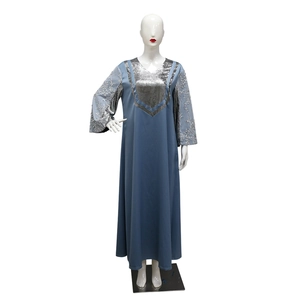 Detailansicht des V-Ausschnitts mit silbernen Pailletten und Stickerei auf blauem Kleid