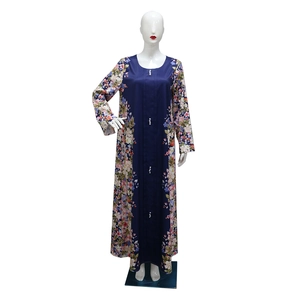 Dettaglio dell'abaya patchwork floreale con eleganti bottoni perlati sul petto