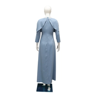 Détail de la robe longue bleu clair avec manches cape et fermeture éclair au dos