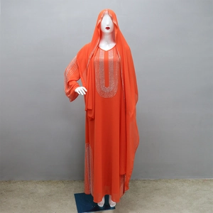Dettaglio del set Abaya etnico arancione con strass argentati su scollo e maniche