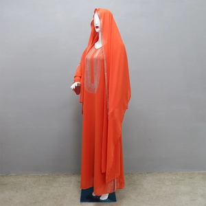 Dettaglio dell'Abaya in chiffon arancione con strass d'argento su cappuccio e collo