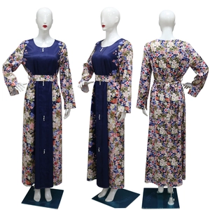 Dettaglio dell'abito lungo blu con patchwork floreale e bottoni di perle eleganti
