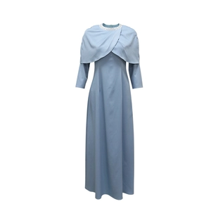 Détail de la robe longue bleu clair avec encolure perlée et design de cape chic