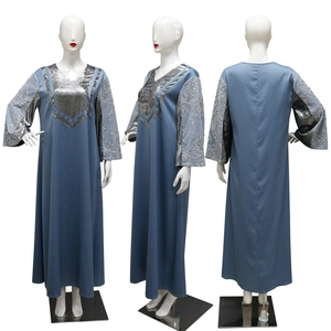 Detailansicht der Satin-Abaya mit Pflaumenblüten-Pailletten und Silberblatt-Stickerei