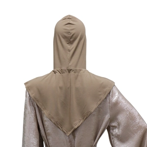 Vista posteriore di un hijab con cappuccio cachi chic e abito lucido, elegante design moda modesta.