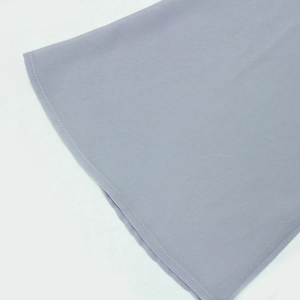 Dettaglio dell'orlo su abito in chiffon lilla con cuciture piatte a ago singolo