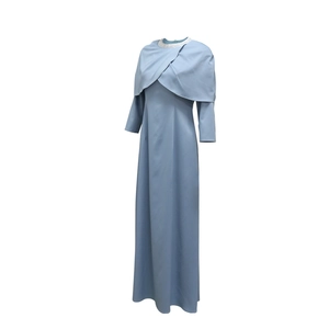 Détail de la robe longue bleu clair avec col perlé élégant et superposition de cape