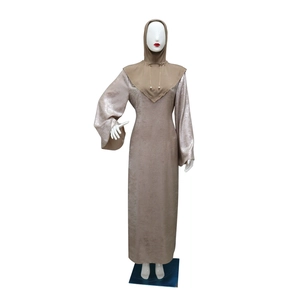 Vista dettagliata del hijab musulmano elegante con catena di perle e finitura raffinata.