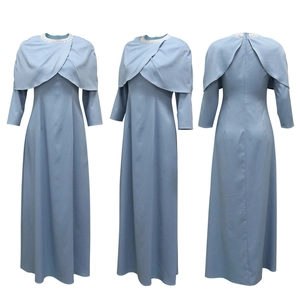 Détail de l'encolure perlée et du design châle sur cette robe longue bleu poussiéreux