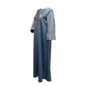 Detailaufnahme der blauen Satin-Abaya mit silbernen Pailletten und Blumenstickerei