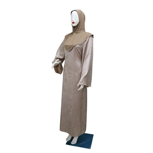 Abito lungo con maniche lunghe e hijab di perle coordinato, dettaglio moda modesta.