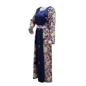 Dettaglio del vestito lungo patchwork stampato con bottoni di perle e motivi floreali