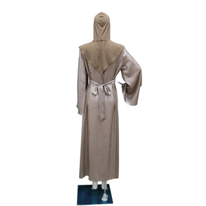 Abaya lunga con cappuccio e cintura in vita, elegante abito islamico di colore champagne.