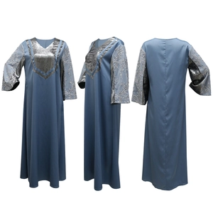 Details von blauem Satin-Abaya mit silbernen Pailletten und Blumenstickerei an den Ärmeln