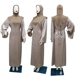 Abito lungo metallizzato a maniche lunghe con hijab con cappuccio e dettagli di perle.