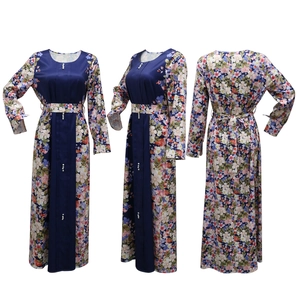 Dettaglio vestito abaya blu scuro con patchwork floreale e bottoni di perle