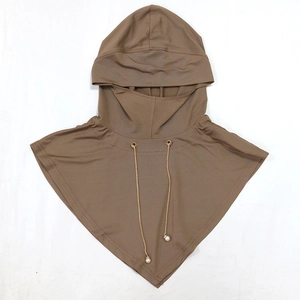 Sciarpa pullover con cappuccio marrone con elegante catena di perle, versatile e chic.