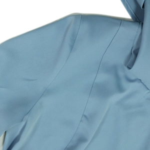 Gros plan détaillé du tissu sergé bleu clair montrant des coutures fines et sa texture