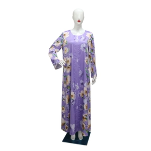 Dettaglio del vestito Abaya viola a fiori con bottoni di perle e maniche lunghe donna
