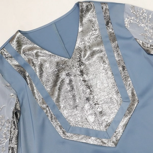 Detailansicht blaues Satinkleid mit silbernen Pflaumenblüten-Pailletten und V-Ausschnitt