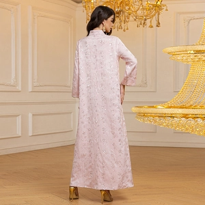 Robe longue rose à paillettes avec col montant et broderie pour événements de luxe