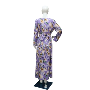 Dettaglio dell'abito lungo floreale viola con fiocco in vita sul retro e stampa elegante