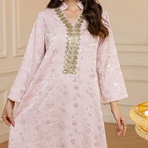 Robe caftan rose clair à manches longues avec broderie pailletée dorée et texture jacquard