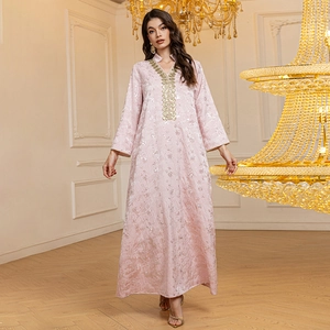 Robe caftan rose élégante à manches longues avec broderies dorées et sequins jacquard