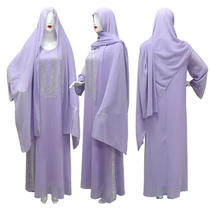 Vista a tre angoli di un set Abaya in chiffon lavanda con dettagli in strass argento
