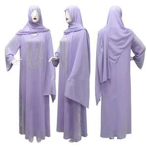 Dettaglio di un set abaya color lavanda con strass argentati e hijab coordinato incluso